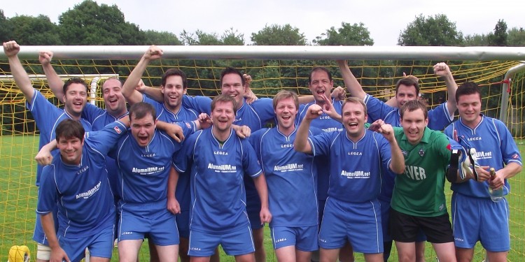 Grosser Jubel: Die "Alumni Allstars" der Wirtschaftwissenschaftlichen Fakultät der Westfälischen Wilhelms-Universität Münster waren das beste Team beim Wiwi-Cup 2011<address>&copy; upm</address>