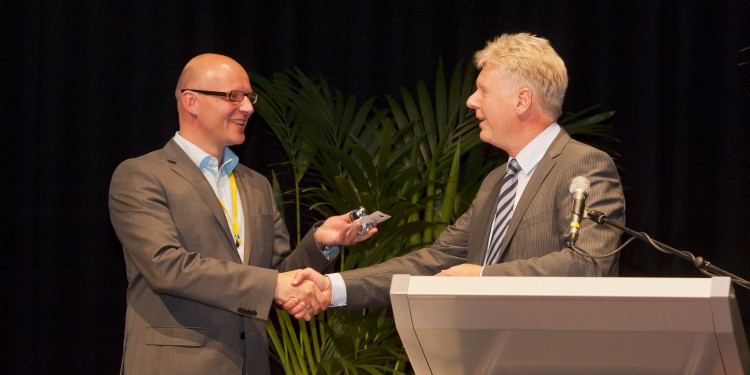 Prof. Dr. Guido Hertel (links) wurde in Maastricht mit der Ausrichtung des nächsten Kongresses 2013 beauftragt.<address>&copy; WWU</address>