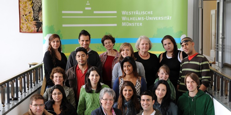 Israelische Studierende vom Western Galilee College besuchten am 20. Juni die WWU. Prorektorin Dr. Marianne Ravenstein (vorne in der Mitte) stellte ihnen auf Englisch die Uni vor<address>&copy; upm - Peter Grewer</address>