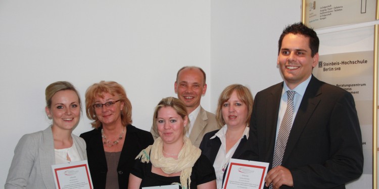 Die Preisträger: Julie Scheuermann, Caroline Veltkamp und Anthony Strittmatter (vorne, von links) mit (in der hinteren Reihe von links:) Prof. Dr. Irene Gerlach, Prof. Dr. Dr. Helmut Schneider (beide FFP) und Christiane Erbacher (DZ BANK AG).<address>&copy; upm</address>