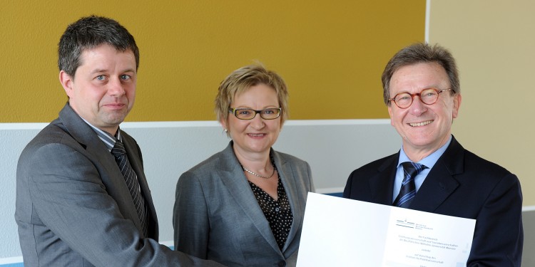 Dekan Prof. Dr. Volker Gehrau, Institutsdirektorin Prof. Gabriele Wilde und der frisch gebackene Honorarprofessor Dr. Berthold Tillmann (v.l.)<address>&copy; WWU/Grewer</address>