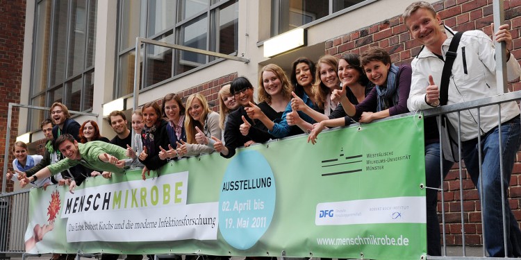 Das münstersche Ausstellungsteam war am Ende des Gastspiels von "MenschMikrobe" sehr zufrieden mit der guten Resonanz.<address>&copy; WWU - Grewer</address>