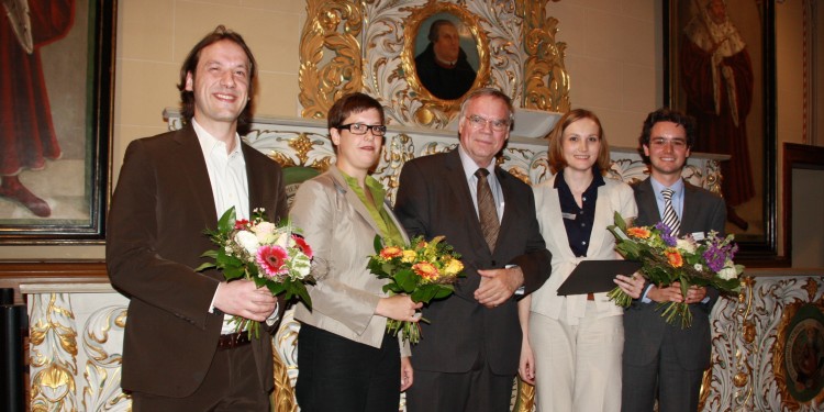 Stifter und Preisträger des Ulrich-Teichler-Preises für Hochschulforschung im großen Hörsaal des Lutherhauses Wittenberg: Dr. Otto Hüther, Dr. Grit Wümser, Prof. Dr. Ulrich Teichler, Maren Iffländer und WWU-Preisträger Harry Müller (v.l.n.r).<address>&copy; HoF/König</address>