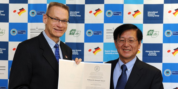 Prodekan Prof. Dr. Jan Andersson (links) verlieh Prof. Dr. Kazuyuki Tatsumi die Ehrenpromotion des Fachbereichs Chemie und Pharmazie.<address>&copy; WWU - Grewer</address>