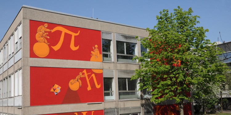 Diese Wand bringt Farbe auf den Einstein-Campus: die neu gestaltete Front des Instituts für Angewandte Physik.<address>&copy; WWU</address>