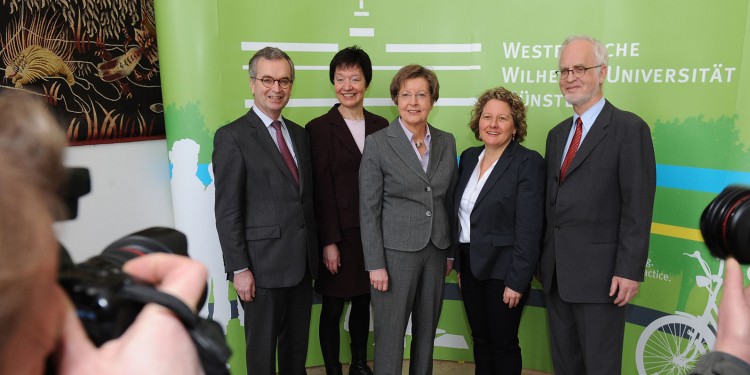 Rektor Sebastian Kortmann (Uni Nijmegen), Vizepräsidentin Martina Blasberg-Kuhnke (Uni Osnabrück), Rektorin Ursula Nelles (WWU), Ministerin Svenja Schulze und Staatssekretär a. D. Wolf-Michael Catenhusen (v. l. n. r.) vor den Kameras der Fotografen<address>&copy; WWU - Grewer</address>