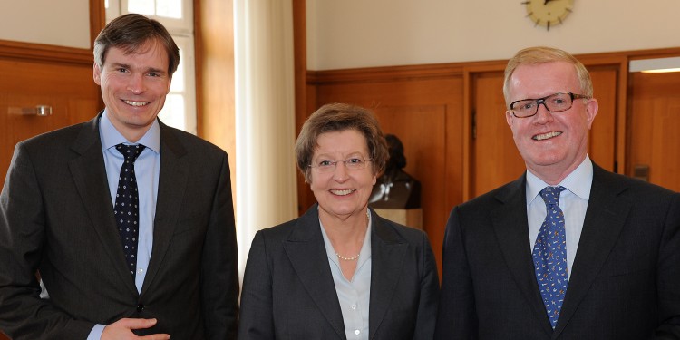 Zu Besuch bei Rektorin Prof. Dr. Ursula Nelles: Generalkonsul Dr. Henk Voskamp (re.) und Honorarkonsul Dr. Eduard Hüffer (li.)<address>&copy; WWU - Peter Grewer</address>
