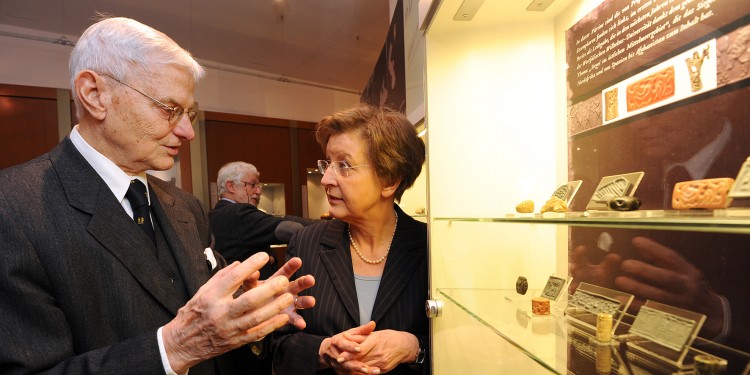 Stifter Prof. Dr. Tono Eitel erklärt Ursula Nelles, Rektorin der WWU, wie und wofür Rollsiegel im Alten Orient seit dem 4. Jhdt. v. Chr. genutzt wurden.<address>&copy; WWU - Peter Grewer</address>