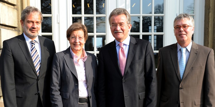 Wollen zusammen arbeiten: Wolfgang Dücker (Siemens), Rektorin Prof. Dr. Ursula Nelles, Bernd Euler (Siemens-Vorstand) und Dr. Wilhelm Bauhus (AFO)<address>&copy; WWU - Peter Grewer</address>