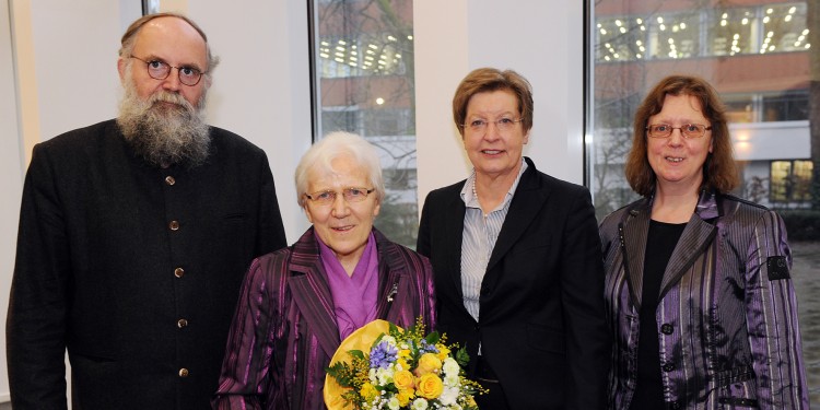 Dekan Prof. Dr. Klaus Müller, Rektorin Prof. Dr. Ursula Nelles (2.v.r.) und Direktorin Prof. Dr. Marie-Theres Wacker (r.) gratulierten Prof. Dr. Maria Kassel (2.v.l.) zum 80. Geburtstag<address>© WWU - Peter Grewer</address>