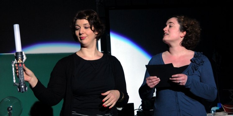Sarah Giese (links) und Linda Rohe vom Centrum für Rhetorik, Kommunikation und Theaterpraxis sorgten mit komödiantischem Talent für Unterhaltung.<address>&copy; WWU</address>