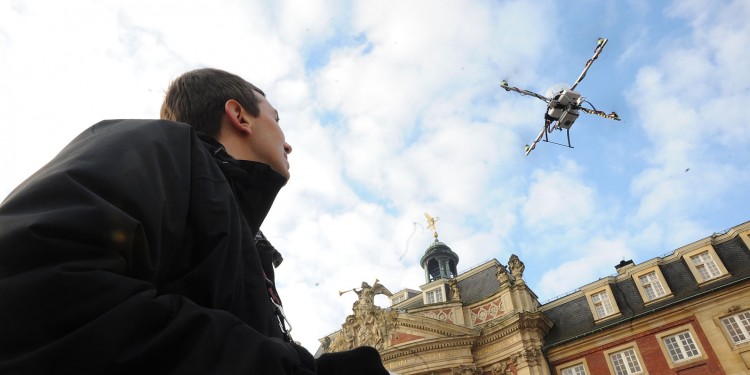 Ein "ifgicopter" startet vor dem Schloss zu einem Probeflug.<address>&copy; WWU - Grewer</address>