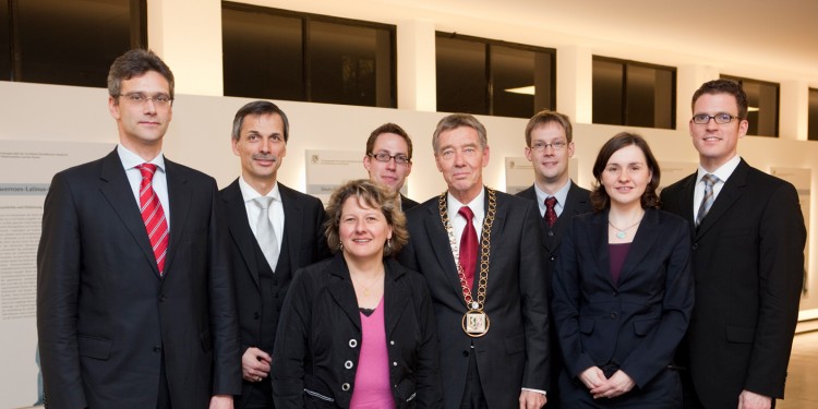 Ralf Ruhrmann (Stiftung Mercator), Prorektor Jörg Becker, Ministerin Svenja Schulze, Dominik Höink, Hanns Hatt (Präsident der Akademie), Daniel Wegner, Regina Grundmann und David P. Schweikard (jeweils v.l.n.r.)<address>&copy; Rainer Hotz</address>