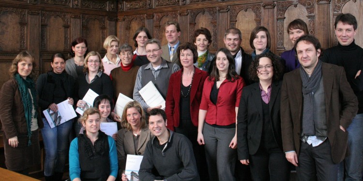 Absolventen, Dozenten und Organisatoren bei der Abschlussfeier des Weiterbildungsstudiengangs "Niederländisch"<address>&copy; WWU</address>