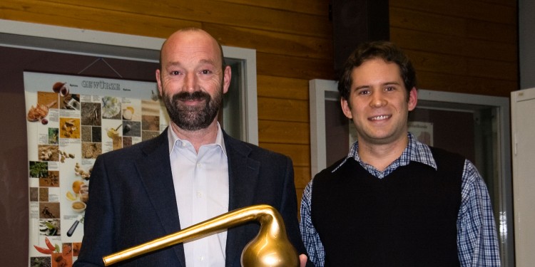 Preisträger Dr. Leo van Wüllen (links) mit Jan Mehlich (Evaluationsbeauftragter der Lehreinheit Chemie)<address>&copy; WWU - Tannert</address>