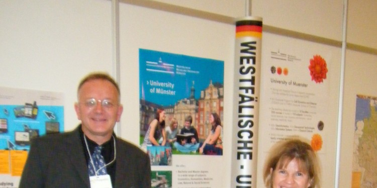 Dr. Christoph Brox und Martina Hofer am WWU-Messestand in Bogotá<address>&copy; WWU</address>