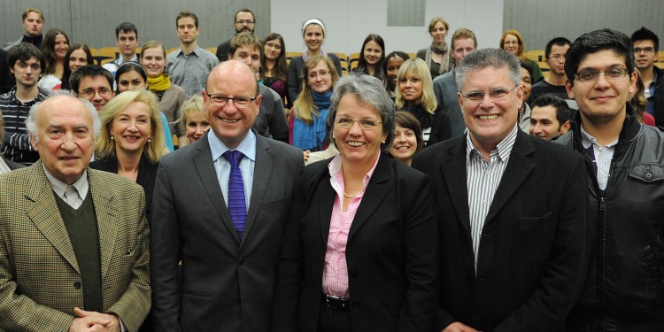 Spyros Marinos (Integrationsrat der Stadt), Oberbürgermeister Markus Lewe, Prorektorin Dr. Marianne Ravenstein, Joachim Sommer (Brücke) und Mazen Kanaan (Ausländische Studierendenvertretung; Reihe vorn von links nach rechts)<address>&copy; WWU - Grewer</address>