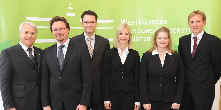 Dekan Prof. Dr. Hans-Michael Wolffgang, Prof. Dr. Marc Desens und die Westermann-Preisträger Christian Altgen,  Eva-Maria Blomberg, Anne Schneider, Thorsten Ricke (von links nach rechts)<address>© WWU - Grewer</address>