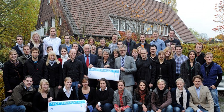 Wolfram Seidel, Leiter des Hochschulsports, Prorektorin Dr. Marianne Ravenstein und Prof. Dr. Bernd Strauß, Spitzensportbeauftragter der WWU, ehrten 70 Studierende für ihre herausragenden sportlichen Leistungen.<address>&copy; WWU - Peter Grewer</address>