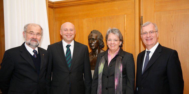 Laudator Prof. Dr. Erwin Neher, Preisträger Prof. Dr. Stefan W. Hell, Prorektorin Dr. Marianne Ravenstein und Jochen Herwig, Vorsitzender des Förderkreises Universität Münster (von links nach rechts)<address>© WWU - Holtkötter</address>