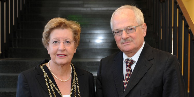 Der Vorsitzende des Hochschulrats, Prof. Dr. Reinhard Kurth, würdigte in seiner Festrede die Zielstrebigkeit von Rektorin Prof. Dr. Ursula Nelles.<address>&copy; WWU - Peter Grewer</address>