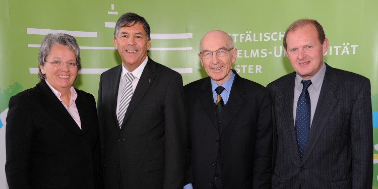 Prorektorin Dr. Marianne Ravenstein, Pfarrer Thomas Wipf, Dr. Hermann Barth, Dekan Prof. Dr. Konrad Hammann bei der Verleihung der Ehrendoktorwürde<address>&copy; WWU - Grewer</address>