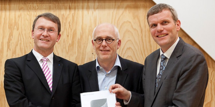 Kanzler Dr. Stefan Schwartze (rechts) mit Markus Vieth (BLB NRW Münster; links) und Bernhard Busch (Architekturbüro &quot;agn Niederberghaus &amp; Partner&quot;) bei der DGNB-Vorzertifikatsverleihung<address>© DGNB</address>