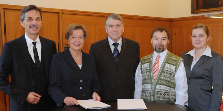 Prof. Dr. Jörg Becker, Rektorin Prof. Dr. Ursula Nelles, Prof. Dr. Valery Kalyagin (HSE), Prof. Dr. Eduard Babkin (HSE) und Irina Thome (v. l. n. r.)<address>&copy; WWU - Grewer</address>