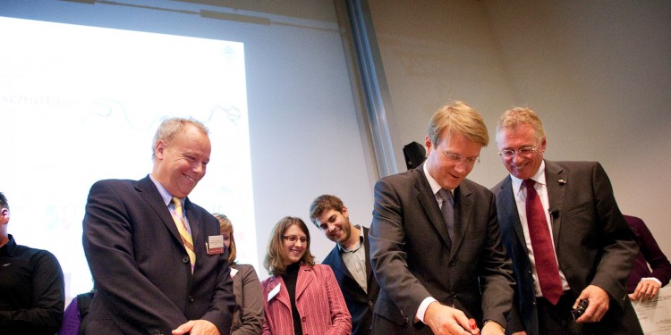 Bundesminister Ronald Pofalla (Mitte vorn) eröffnete den binationalen Masterstudiengang unter den Blicken der Studierenden gemeinsam mit Prof. Dr. Friso Wielenga aus Münster (links) und Prof. Dr. Paul Sars aus Nijmegen.<address>&copy; Dick van Aalst</address>