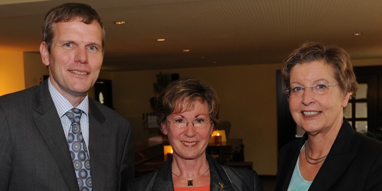 Rektorin Prof. Dr. Ursula Nelles (r.) und Kanzler Dr. Stefan Schwartze beglückwünschten Ursula de Rooy zu der Auszeichnung.<address>&copy; WWU/Peter Grewer</address>