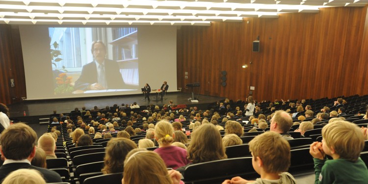 Der größte Hörsaal der Uni ist Veranstaltungsort der Kinder-Uni Münster.<address>© WWU/Peter Grewer</address>