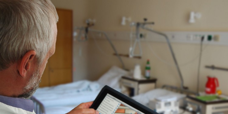 Mit einem iPad können Mediziner binnen Sekunden auf Informationen zugreifen.<address>© by-sassi/pixelio.de/ULB Münster</address>