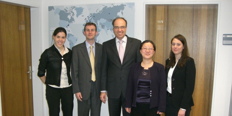 Prof. Dr. Peter Kajüter (Mitte), Dr. Sabine Knothe (l.) und Christina Voets (r.) begrüßen in Münster Delegierte der "University of York".<address>&copy; WWU</address>