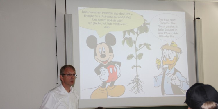 Prof. Dr. Thomas Schmidt erklärte, warum Pflanzen eigentlich grün sind.<address>© WWU</address>