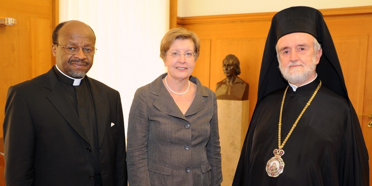 Rektorin Prof. Dr. Ursula Nelles mit den neuen Ehrendoktoren Dr. ishmael Noko und Metropolit Ioannis (rechts)<address>© WWU/Peter Grewer</address>