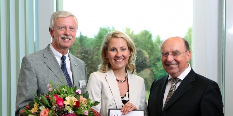 Hans-Bernd Wolberg (Vorstand &quot;WGZ Bank&quot;), Preisträgerin Dr. Christiane Pott und Prof. Dr. Dr. Otmar Schober (von links nach rechts)<address>© WWU - Kraft</address>