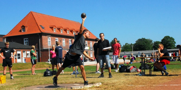 Das Kugelstoßen ist eine Disziplin der Teilprüfung "Leichtathletik" - viel Kraft, aber auch Technik ist gefordert.<address>&copy; WWU - Nils Eden</address>
