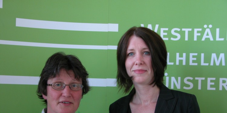 Dr. Maja Malik (re.) wurde vom Senat zur neuen Gleichstellungsbeauftragten gewählt. Eine ihrer Stellvertreterinnen und ebenfalls neu im Amt ist Beate Tollkühn.<address>&copy; WWU - Hanna Dieckmann</address>