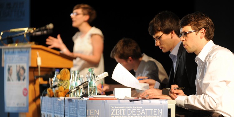 Wortgewand im Rededuell - so präsentierten sich die Finalisten bei der Deutschen Debattiermeisterschaft.<address>&copy; WWU - Grewer</address>