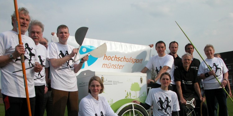 Dr. Stefan Schwartze, Kanzler der WWU (mit Starterklappe), eröffnete mit Vertretern von Gesundheitsmanagement und Hochschulsport die Sportabzeichen-Saison an der Uni Münster.<address>&copy; WWU</address>