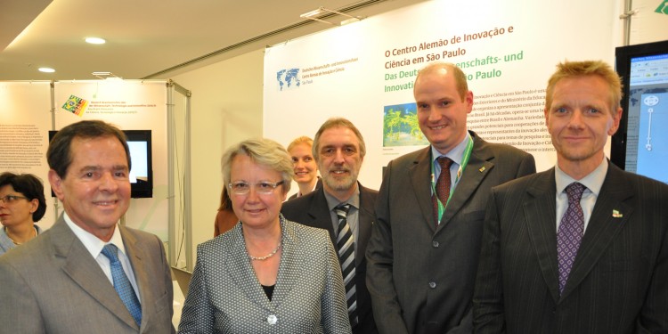 Brasiliens Forschungsminister Sérgio M. Rezende (v.l.n.r.), Bundesministerin Annette Schavan, Ricardo Schuch (WWU-Brasilienzentrum), Bertram Heinze (Deutsches Wissenschaftshaus), Prof. Bernd Hellingrath (WWU-Brasilienzentrum)<address>© WWU</address>
