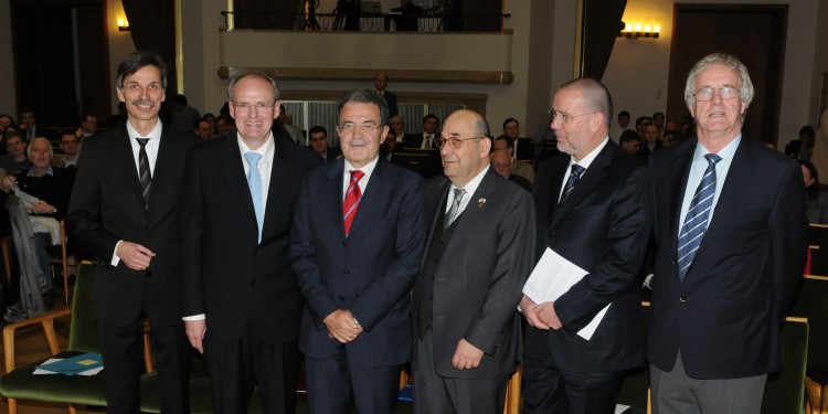 Prof. Jörg Becker, Prof. Hubert Wolf, Prof. Romano Prodi, Mordechay Lewy,  Prof. Alberto Melloni, Prof. Gerd Althoff bei der Eröffnung im Schloss (v.l.)<address>&copy; WWU</address>
