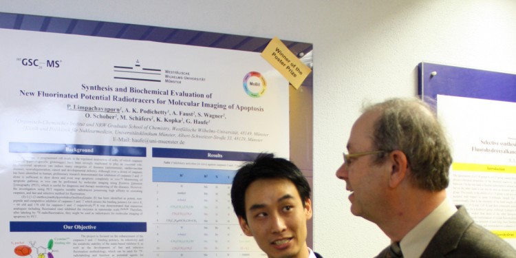 Der Preisträger Panupun Limpachayaporn mit seinem Doktorvater Prof. Dr. Günter Haufe<address>© WWU - SFB MoBil</address>