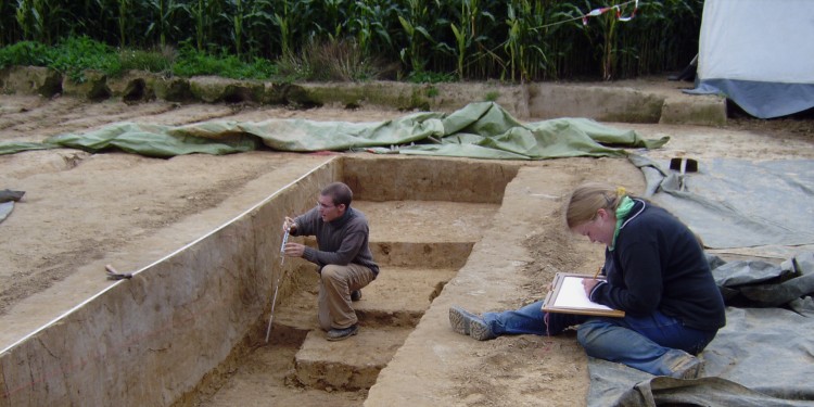 Auf einem Feld bei Nottuln fanden die Wissenschaftler Reste der ältesten nachgewiesenen Siedlung in der norddeutschen Tiefebene.<address>&copy; WWU</address>