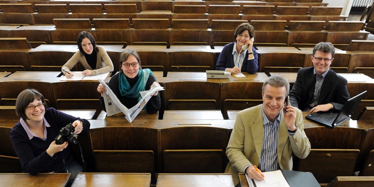 Die zweitbeste Hochschulpressestelle Deutschlands: WWU-Sprecher Norbert Robers (2. v. r.) und sein Team<address>&copy; WWU/Peter Grewer</address>