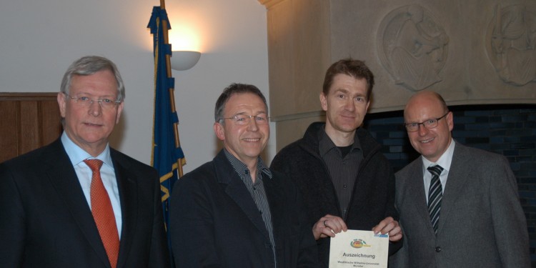NRW-Umweltminister Eckhard Uhlenberg (links) und Oberbürgermeister Markus Lewe (rechts) überreichten Wolfgang Hübner (2.v.l.) und Dr. Joachim Kremerskothen vom "WWUmwelt" die Urkunde für eine erfolgreiche Teilnahme an "Ökoprofit".<address>&copy; Stadt Münster</address>