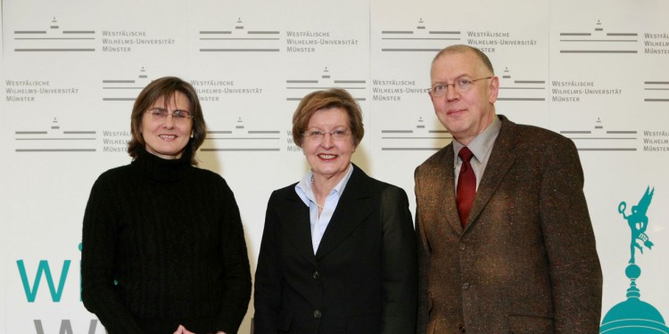 Beglückwünschten Prof. Dr. Ursula Nelles (Mitte) zur zweiten Amtszeit: Prof. Dr. Barbara Stollberg-Rilinger, Mitglied des Hochschulrates, und Prof. Dr. Janbernd Oebbecke, Vorsitzender des Senats<address>&copy; WWU/Heiner Witte</address>