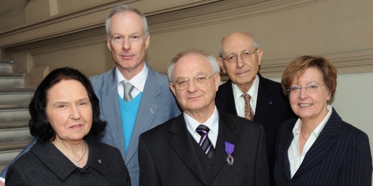 Ute Spresny, Hugues Nordi (französischer Generalkonsul), Prof. Dr. Dr. h.c. Wolfgang Hübner, Prof. Dr. Wolfgang Babilas und Rektorin Prof. Dr. Ursula Nelles (von links nach rechts)<address>&copy; WWU - Grewer</address>
