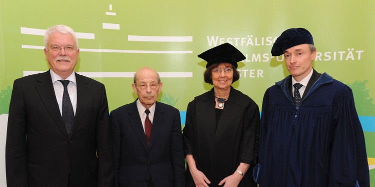 Prof. Dr. Hans-Joachim Gehrke, Prof. Dr. Stefan Radt, Prof. Dr. Annette Harder (Universität Groningen) und Dekan Prof. Dr. Christian Pietsch (von links nach rechts)<address>&copy; WWU - Grewer</address>