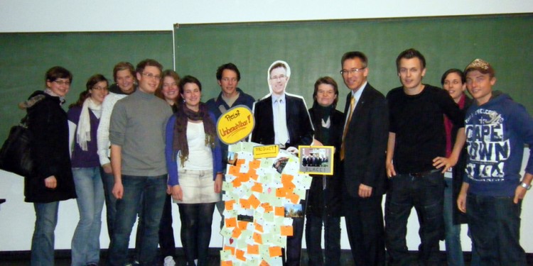 Prof. Dr. Manfred Krafft (4. v.r.) bleibt zur Freude seiner Studenten an der Universität Münster.<address>&copy; WWU</address>